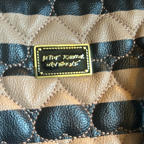 Betty Johnson eclectically paired tote and wallet.(SKU 245) - Picture 3 of 16